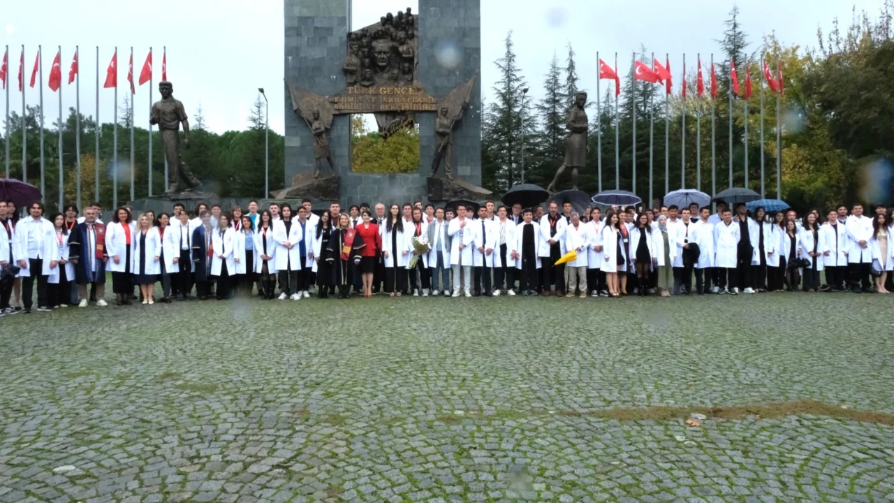 Bursa'da hekim adayları beyaz önlüklerini giydi
