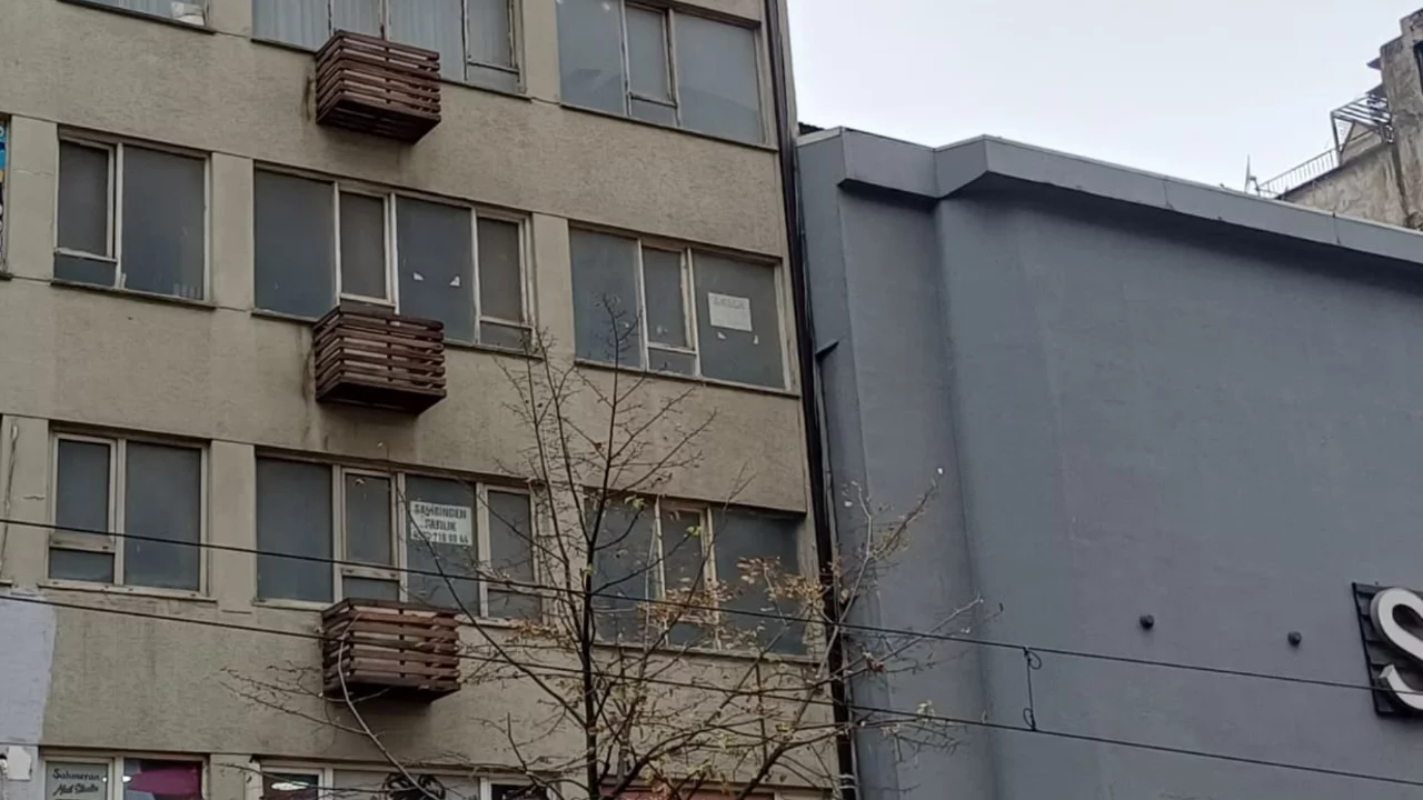 Bursa'nın en işlek caddelerinde neler oluyor? Tablo aynı, ilanlar ardı ardına asıldı...