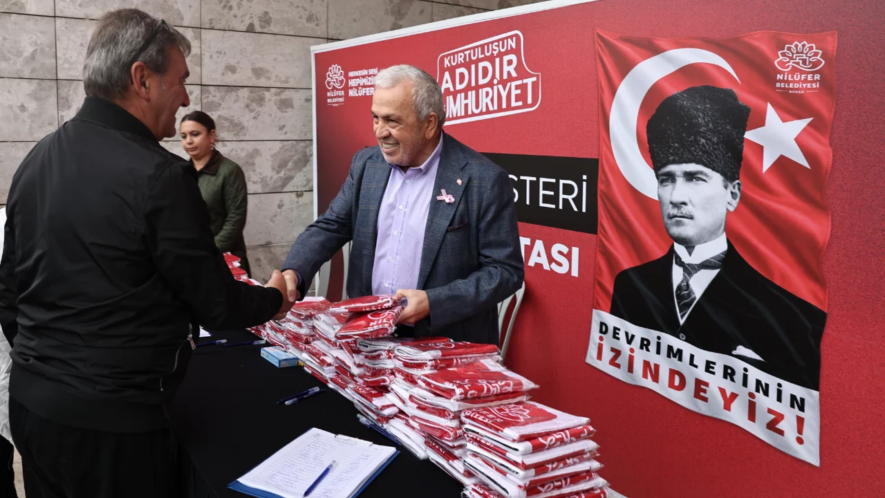 Nil&uuml;fer kırmızı beyaza b&uuml;r&uuml;n&uuml;yor! Atat&uuml;rk posterleri dağıtılıyor