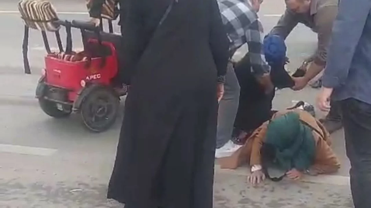 Yenişehir'de otomobil ile elektrikli motosiklet &ccedil;arpıştı! 2 yaralı...