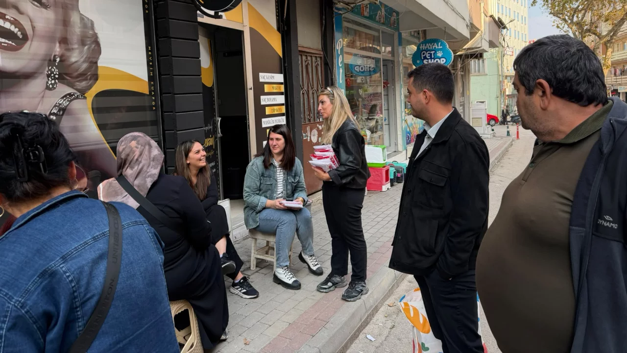 YENİ Parti Orhangazi'den Cumhuriyet Bayramı coşkusu: Esnafa bayrak dağıtıldı