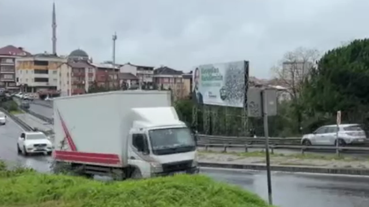 Okul d&ouml;n&uuml;ş&uuml; feci kaza: İki &ccedil;ocuğunu kenara itti ama...