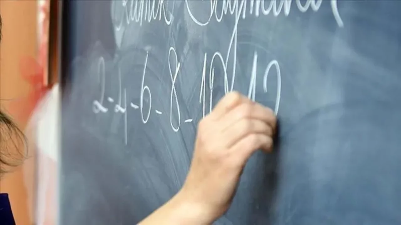 Hastalık raporuyla 17 yıl maaş aldı! &Ouml;ğretmene dolandırıcılık su&ccedil;lamasıyla dava şoku