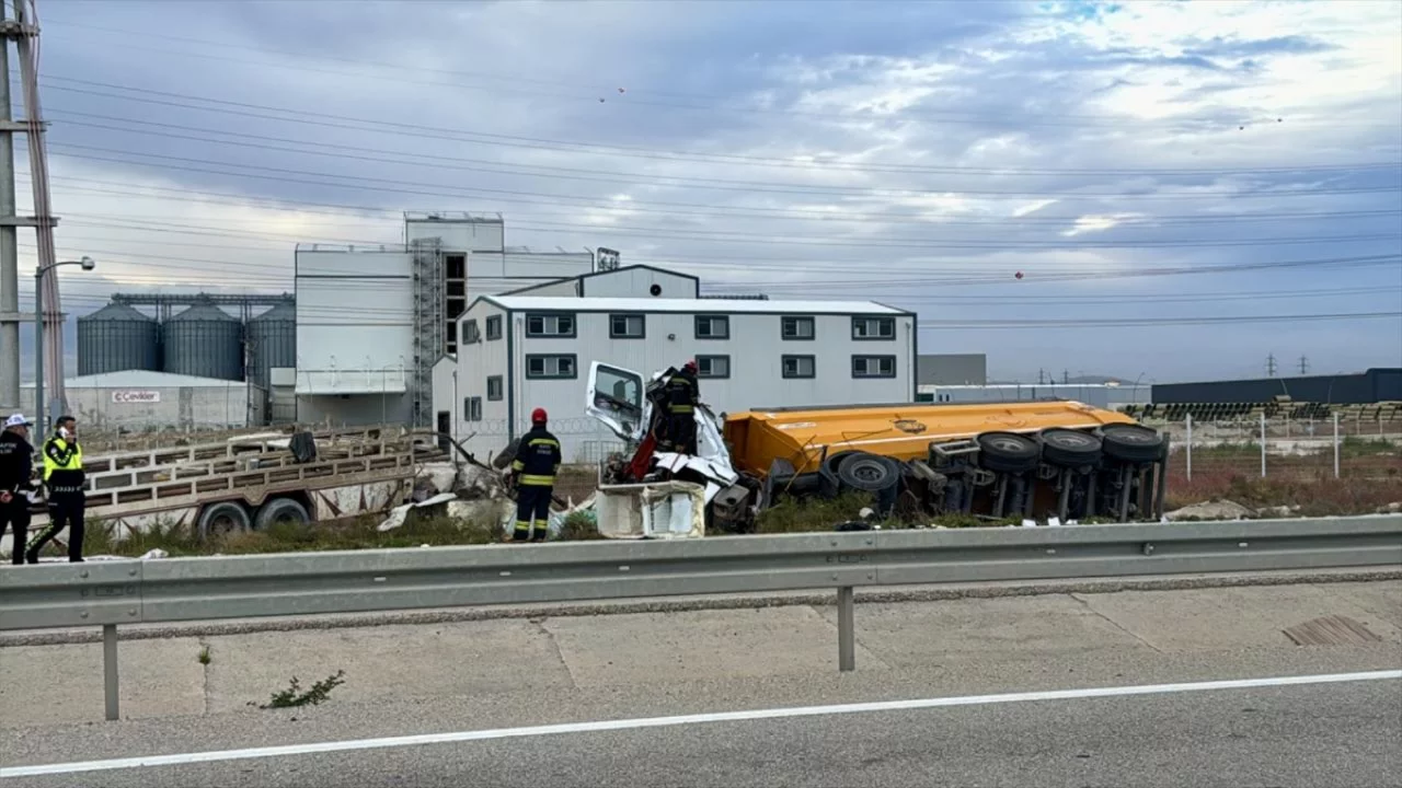 Konya yolunda feci kaza! Tır kamyona arkadan &ccedil;arptı: 1 &ouml;l&uuml;, 3 yaralı