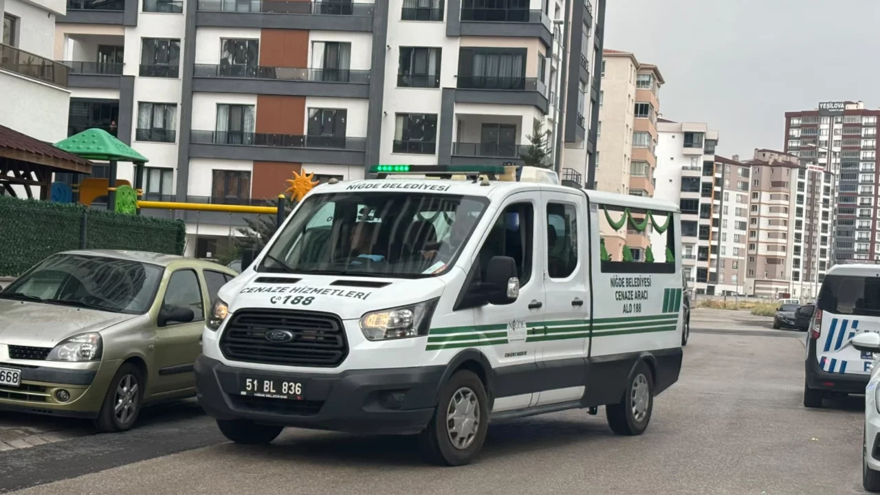Niğde'de 22 yaşındaki genç kızdan acı haber! Çatı katında ölü bulundu