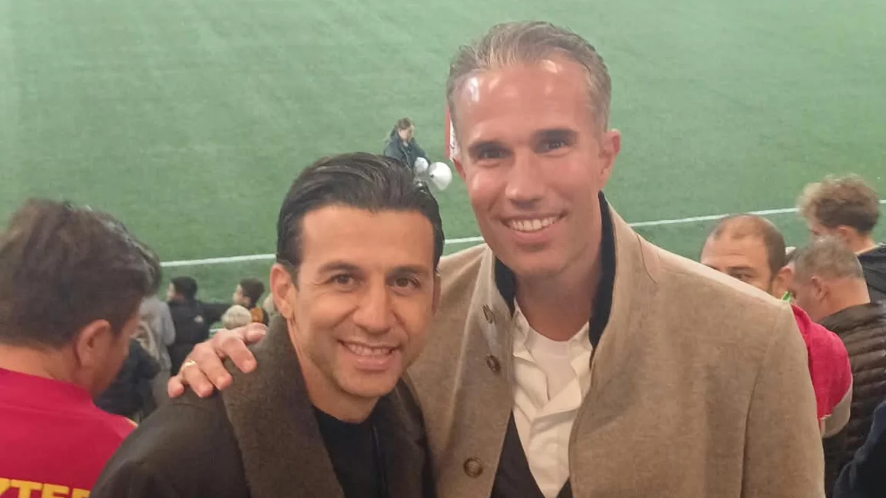 Robin van Persie'den Göztepe'ye sürpriz ziyaret! İsmail Köybaşı ile buluştu