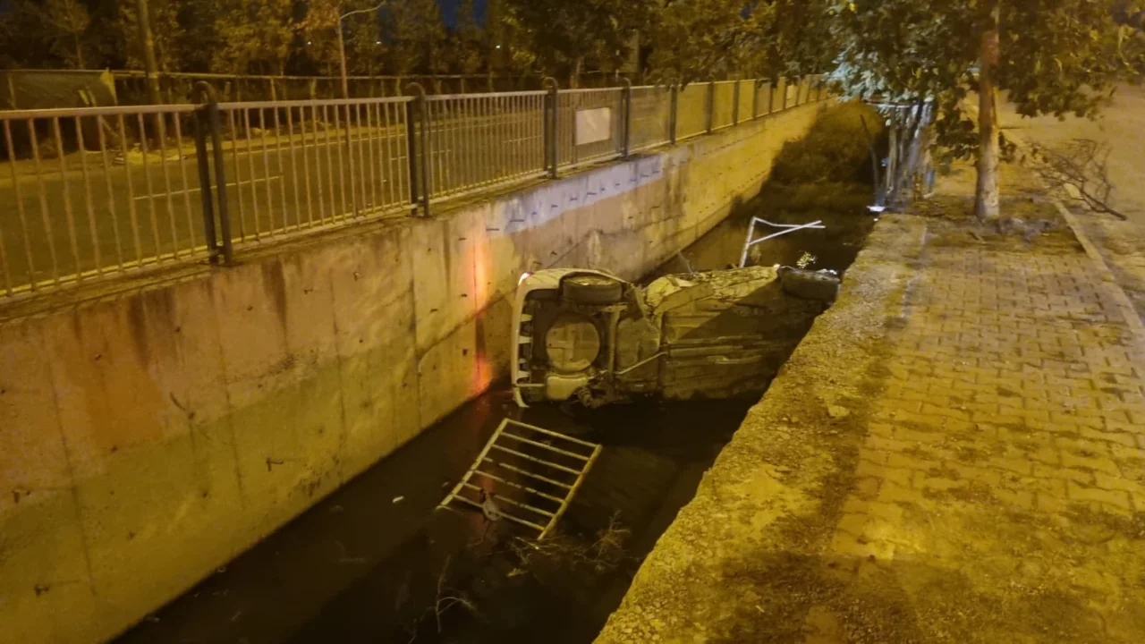 Kayseri'de otomobil su kanalına uçtu! Araçta sıkışan 2 kişi yaralandı