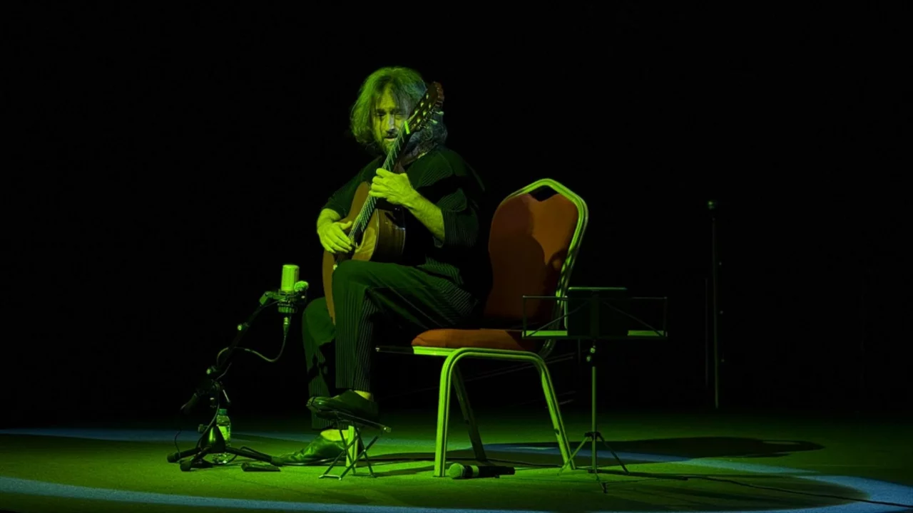 Bursa'da gitarın b&uuml;y&uuml;s&uuml; Merinos'ta yankılandı! Christian Lavernier'den unutulmaz konser