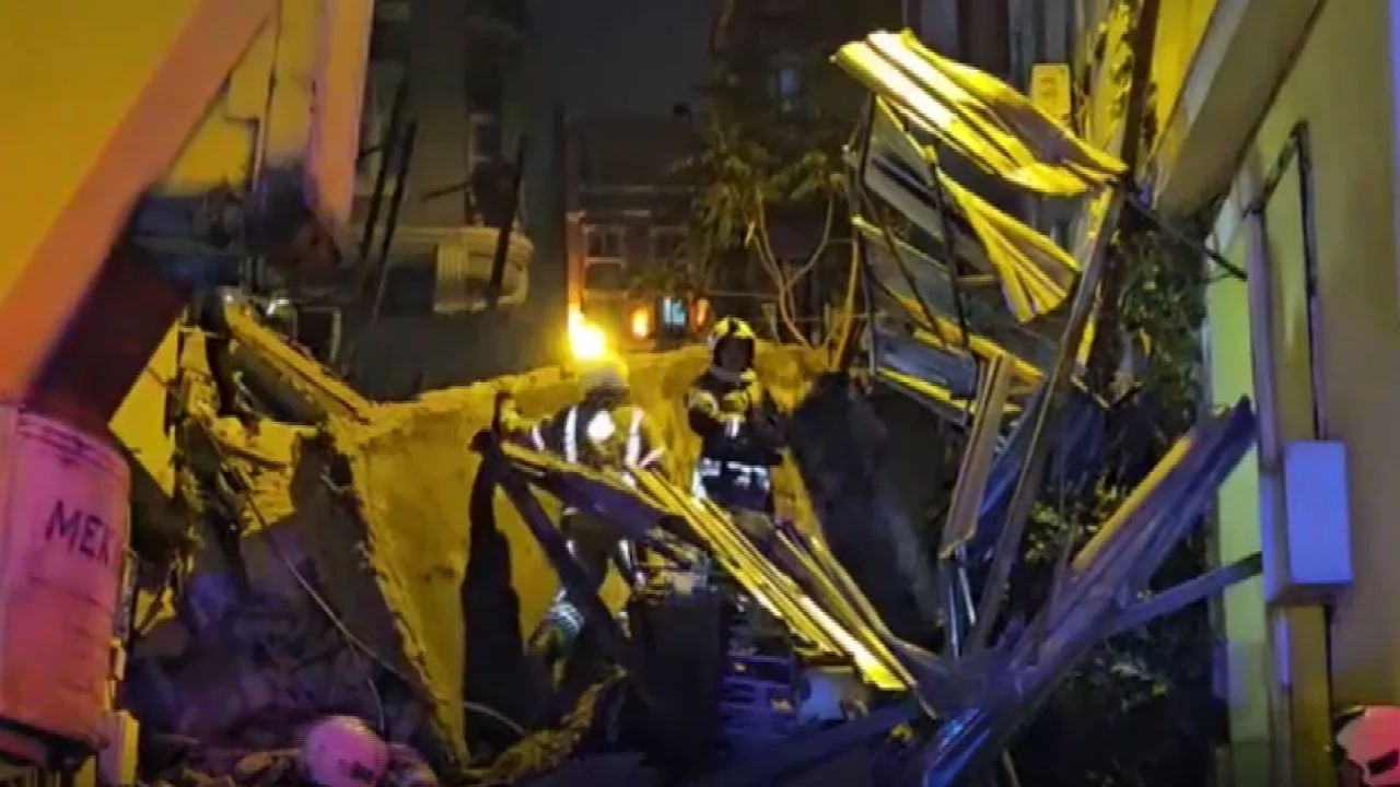 Beyoğlu'nda 5 katlı metruk bina &ccedil;&ouml;kt&uuml;