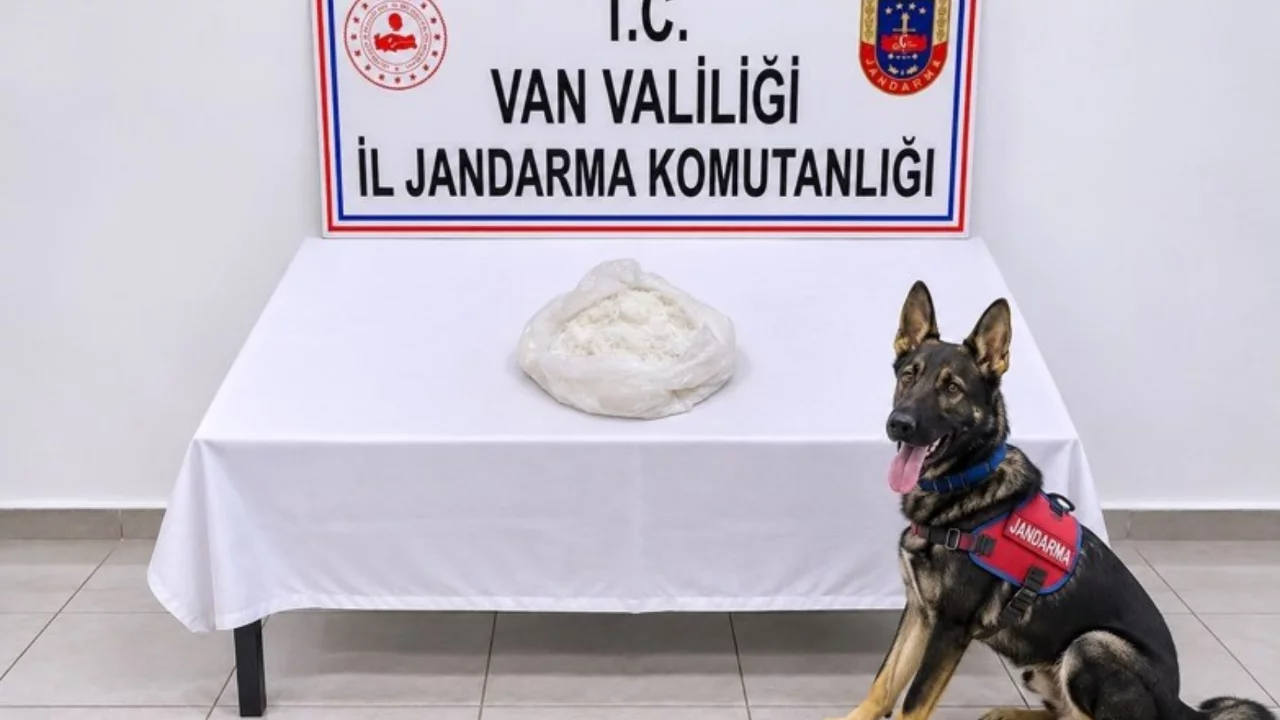 Yolcunun &ccedil;antasında uyuşturucu madde ele ge&ccedil;irildi