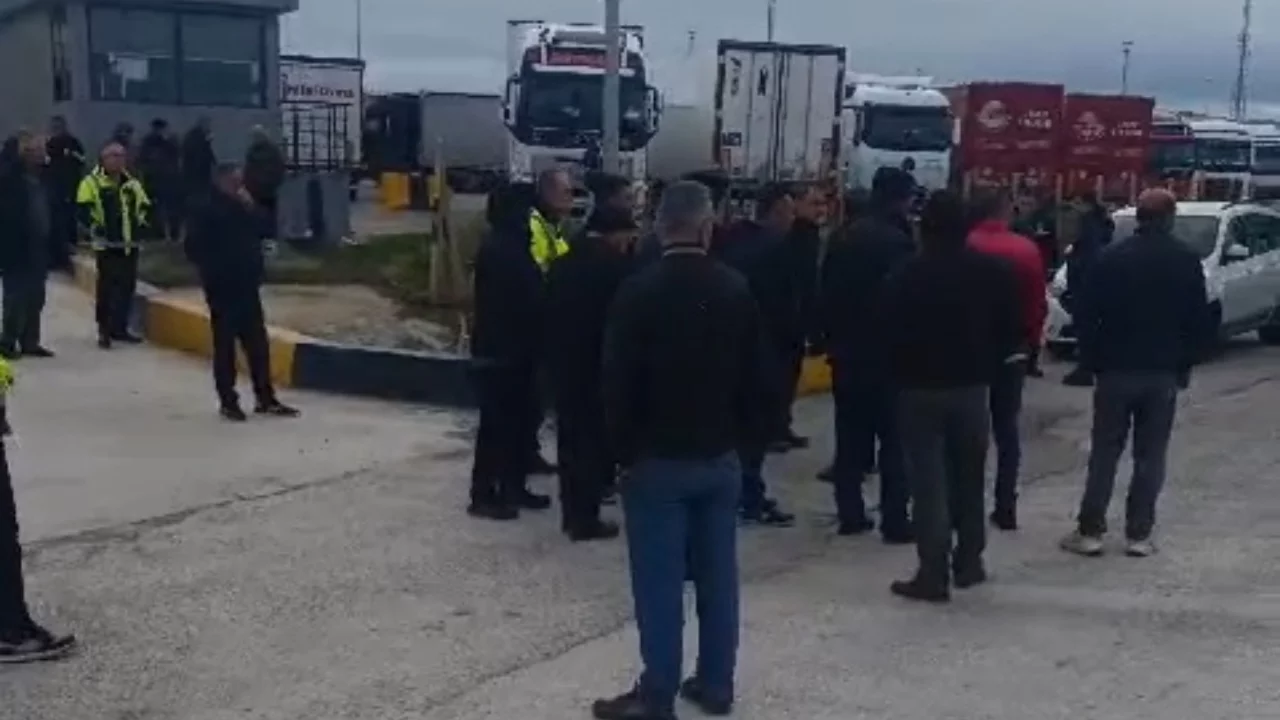 Sınırda kriz giderek derinleşiyor! Avrupa yolu T&uuml;rk şof&ouml;rlere kapandı, mahsur kaldılar...