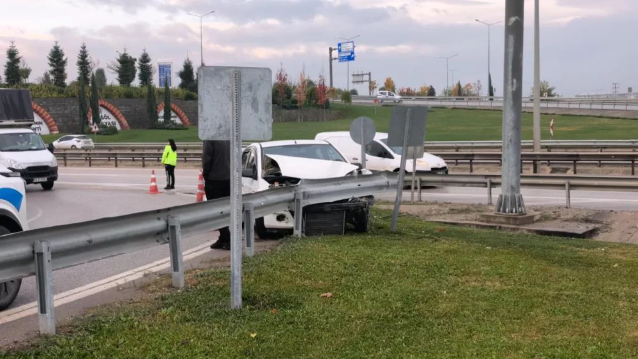 Bursa'da yağmur sonrası korkutan kaza! Bariyerlere &ccedil;arparak durabildi