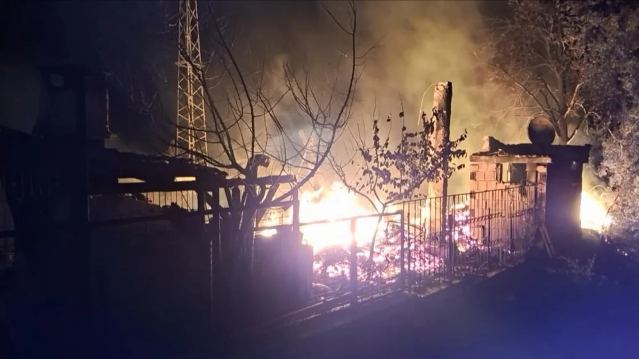 A&ccedil;ık bırakıp evden &ccedil;ıktı! Bursa'da bungalov yangını faciaya d&ouml;n&uuml;ş&uuml;yordu