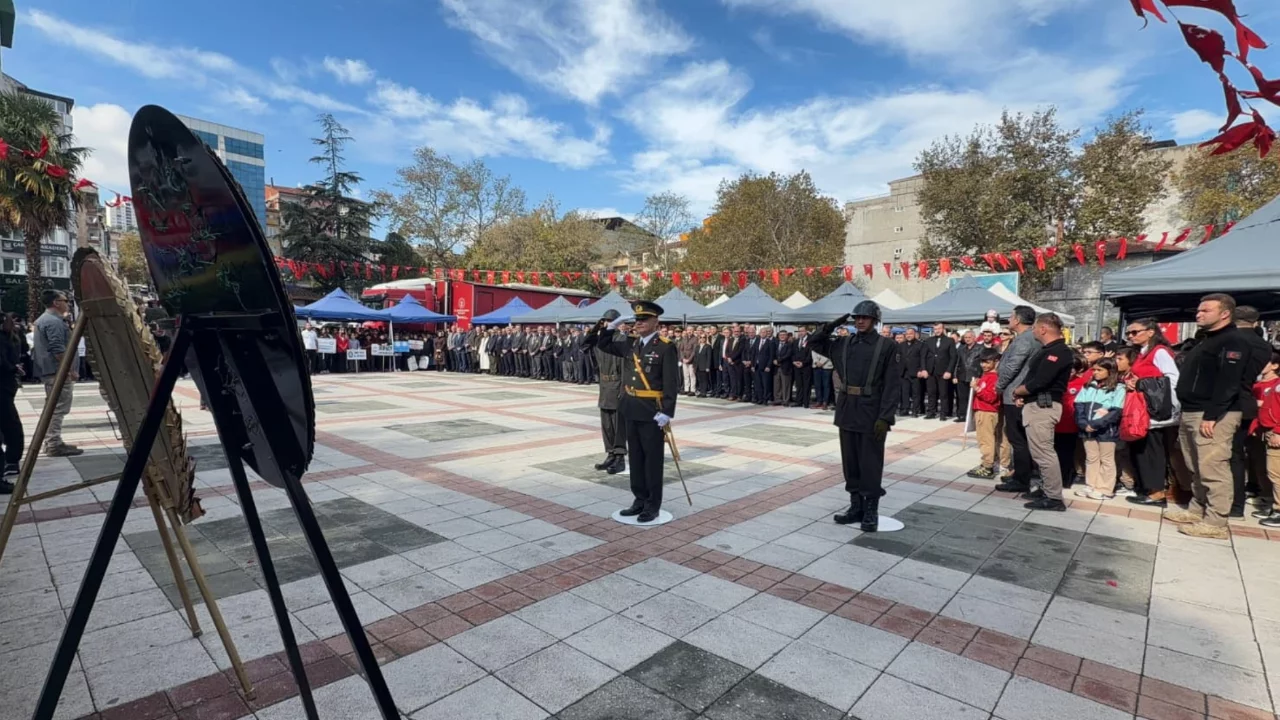 Orhangazi'de 29 Ekim Cumhuriyet Bayramı coşkusu çelenk sunma töreniyle başladı