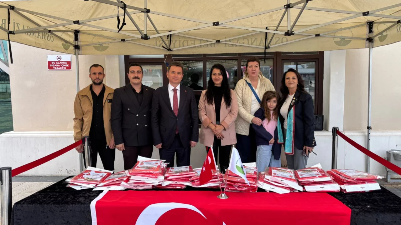 Eski bayraklar yenileriyle değiştirildi: "Bayrak kutsalımız, Cumhuriyet en değerli varlığımız"