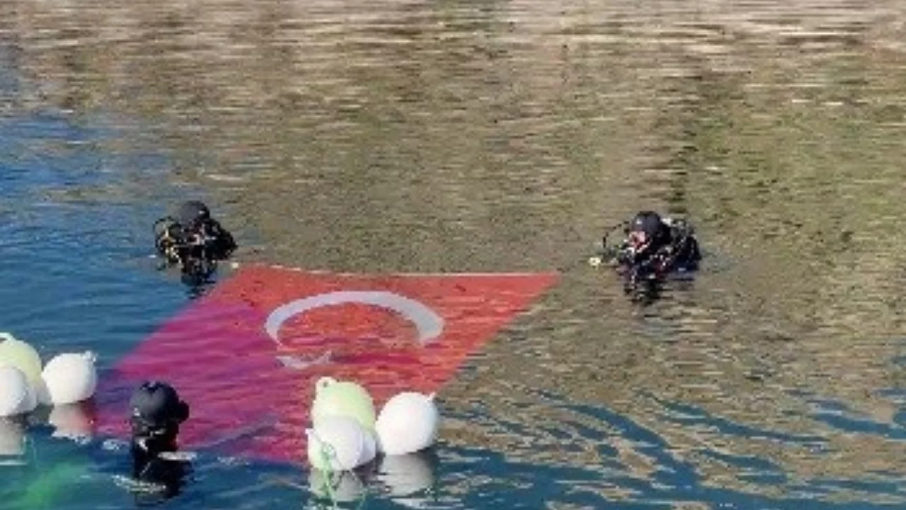 29 metre derinlikte T&uuml;rk bayrağı a&ccedil;ıldı