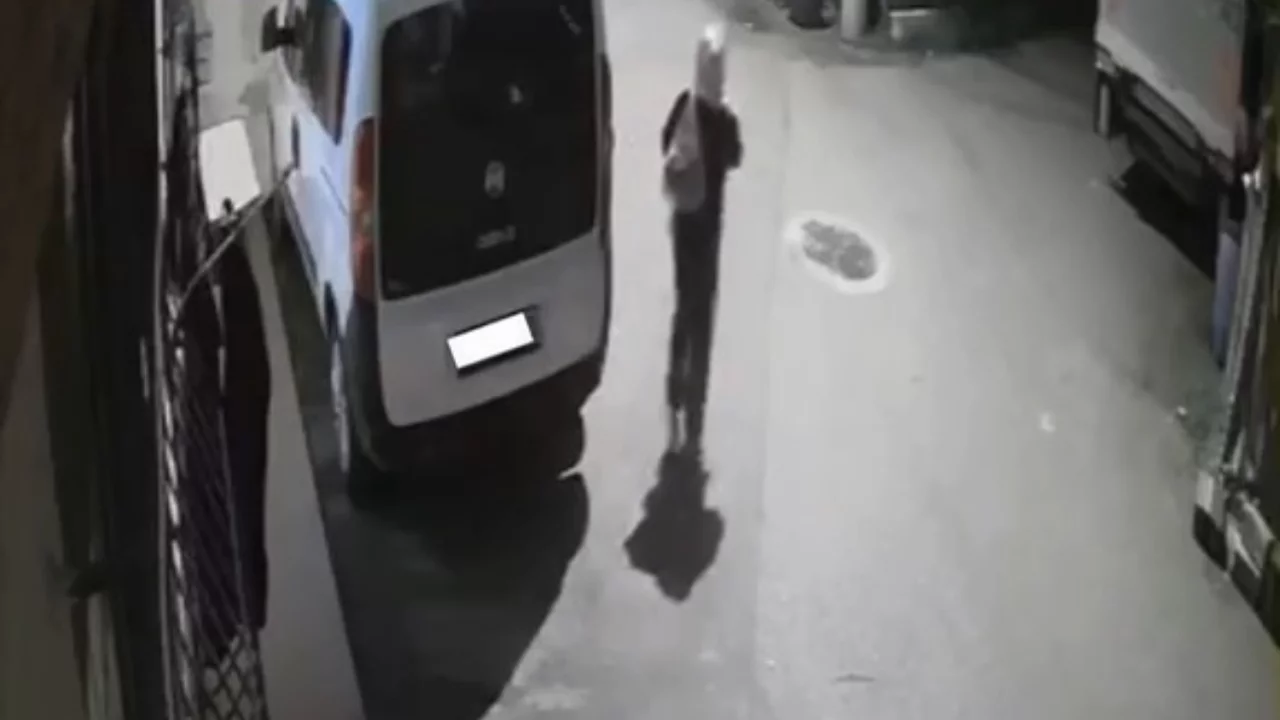 Bursa'da ilgin&ccedil; hırsızlık! Pazardan se&ccedil;er gibi aldı...