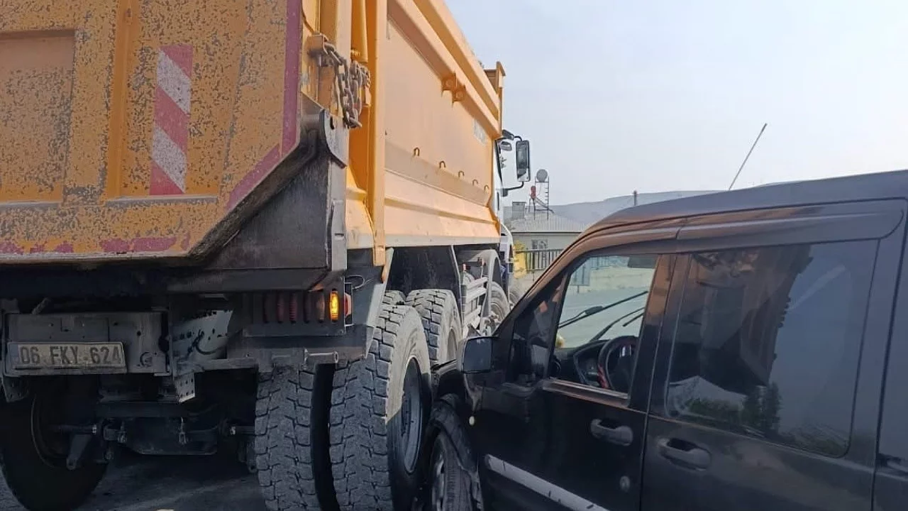 Kamyon ile hafif ticari araç çarpıştı