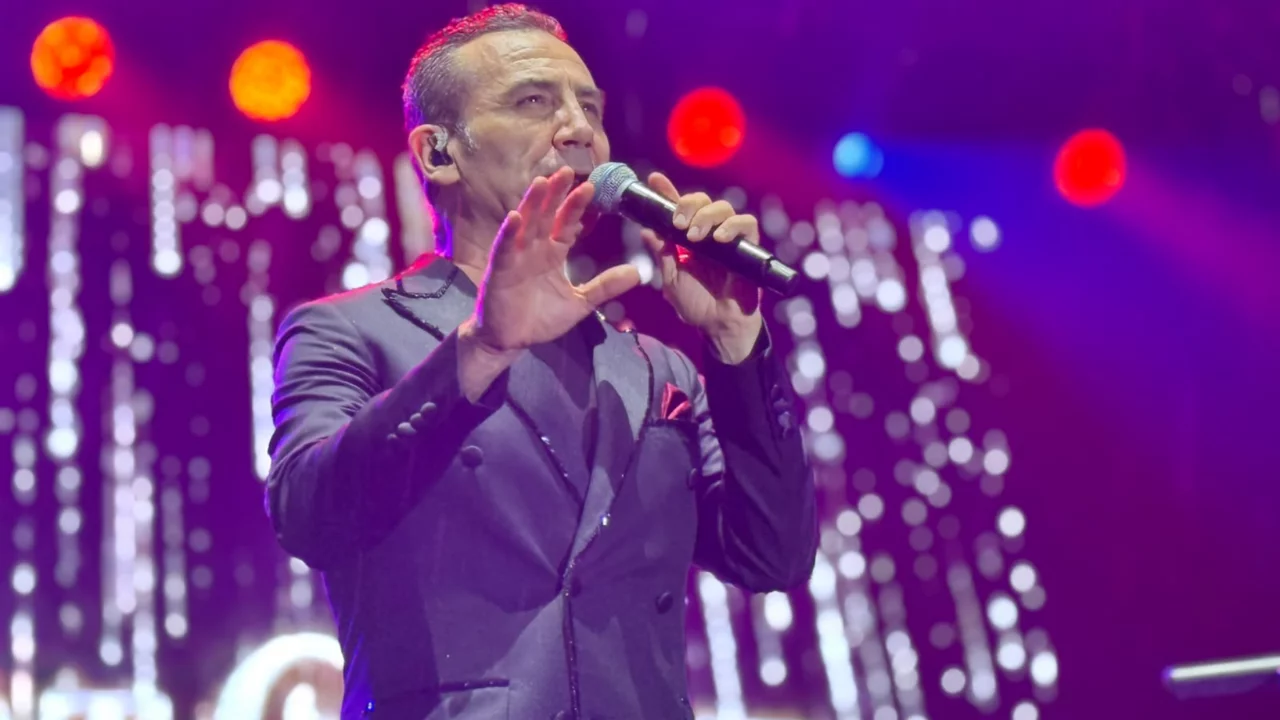 Ferhat G&ouml;&ccedil;er, Bursa'da Cumhuriyet coşkusunu şarkılarıyla ta&ccedil;landırdı!
