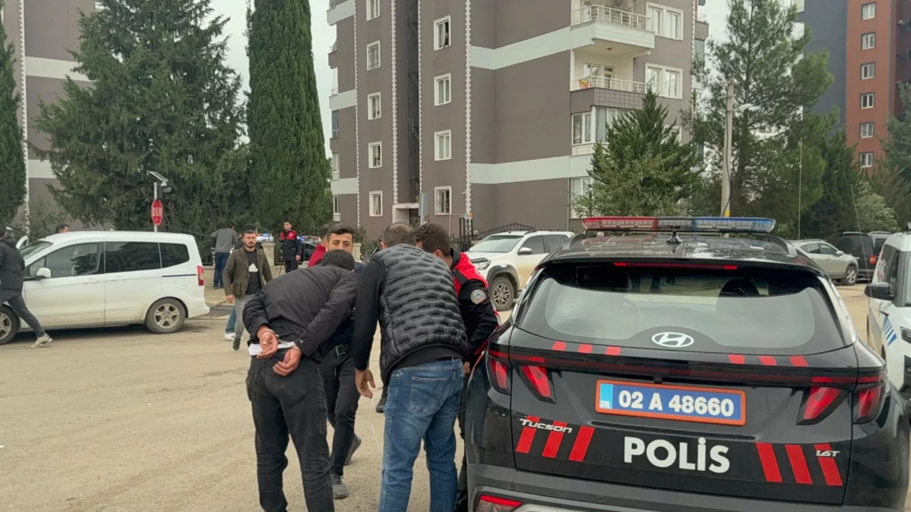 Adıyaman'da site i&ccedil;indeki kavga kanlı bitti! 5 ş&uuml;pheli g&ouml;zaltında