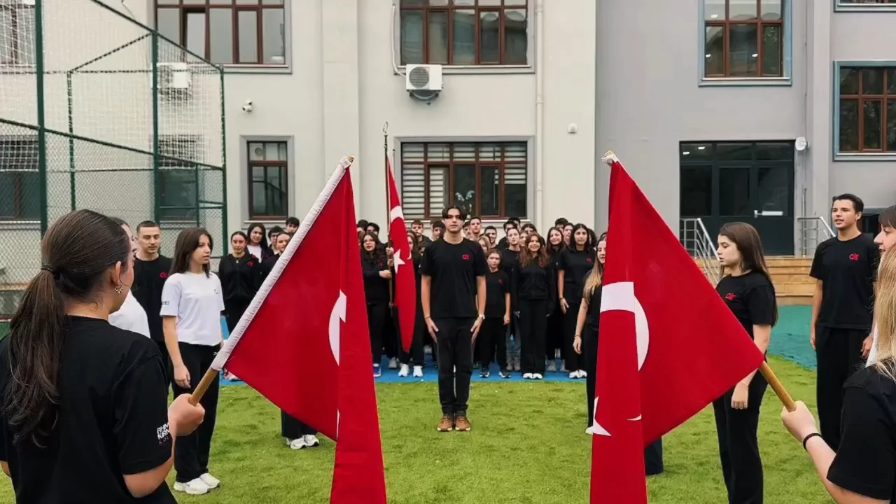 Bursa'da Ahmet Kırmızı Koleji &ouml;ğrencilerinden Cumhuriyet coşkusu