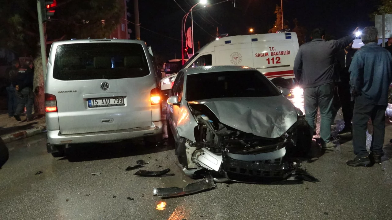Burdur'da &ouml;ğrenci servisi ile otomobil &ccedil;arpıştı! 12 &ouml;ğrenci hastaneye g&ouml;t&uuml;r&uuml;ld&uuml;