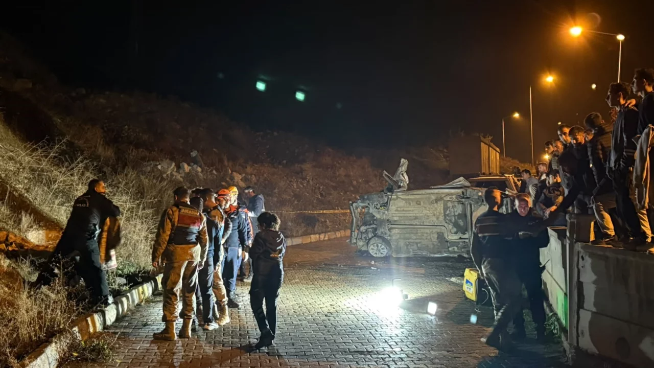 Erzurum'da feci kaza! 50 metrelik şarampole yuvarlanan otomobilde can kaybı