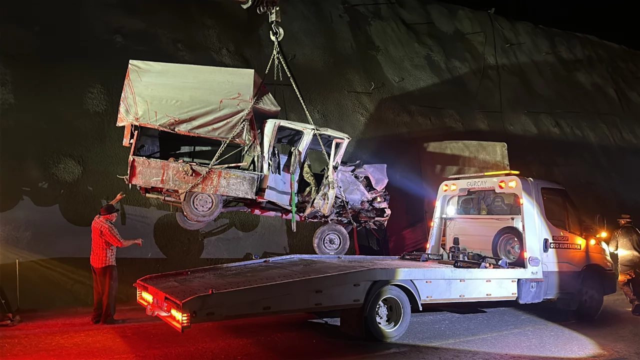 Kastamonu'da feci kaza! İki kamyonet çarpıştı, 9 kişi yaralandı