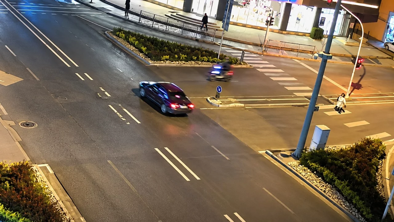&Ccedil;arptığı aracın camından i&ccedil;eri girdi! O anlar kamerada...