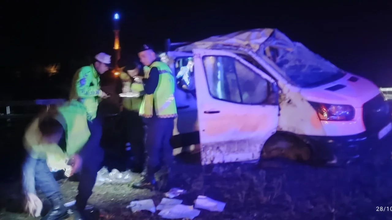 Manisa'da yağışlı hava kazaya neden oldu! Takla atan otomobilde 4 kişi yaralandı