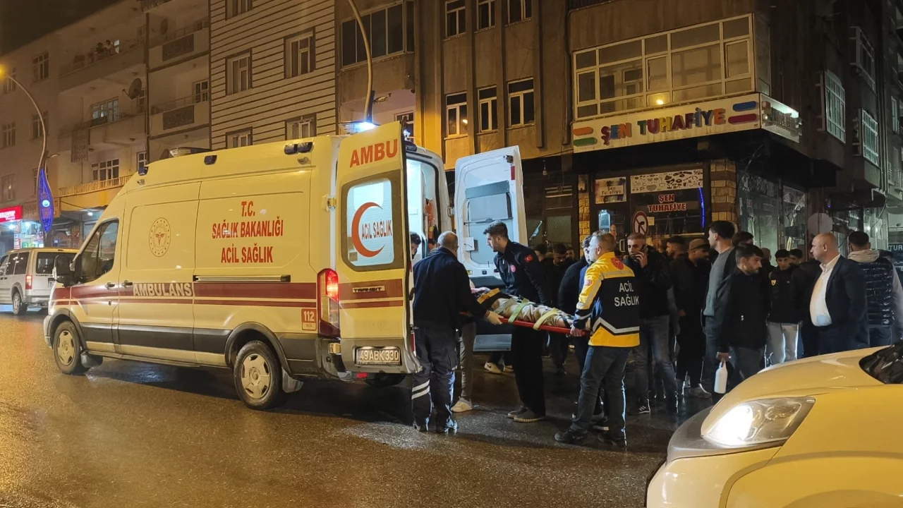 Muş'ta otomobil ile motosiklet &ccedil;arpıştı: 2 kişi yaralandı