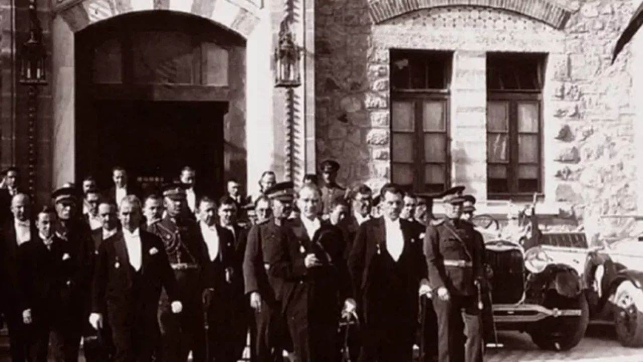 T&uuml;rkiye cumhuriyeti 103 yaşında! Ya istiklal ya &ouml;l&uuml;m diyen milletin zaferi...