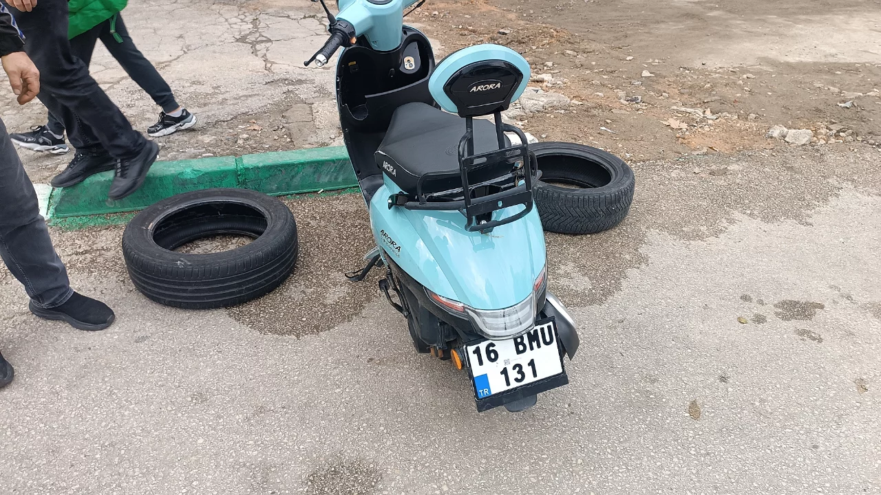 Bursa'da motosiklet yayaya çarptı! İkisi de metrelerce sürüklendi