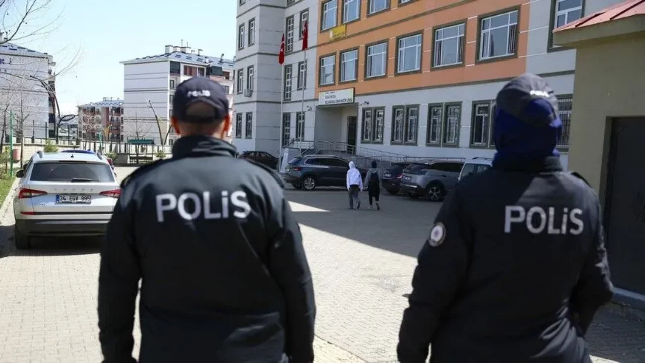 Arkadaşlarına "Okula gelmeyin, k&ouml;t&uuml; şeyler olacak" dedi! Polis harekete ge&ccedil;ti