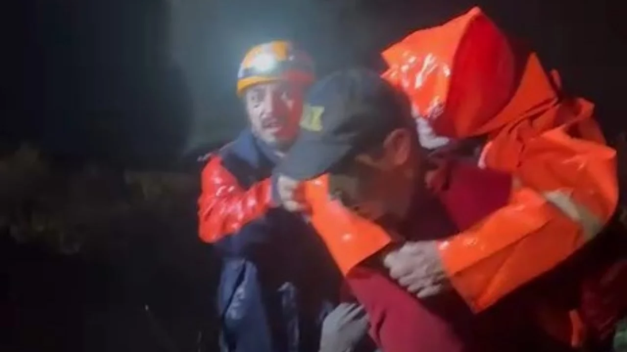 Bursa'da mantar toplarken kayboldular! Ekipler yaşlı adamı sırtında taşıdı