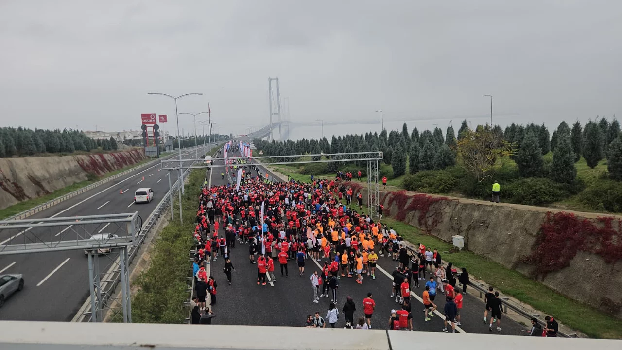 Osmangazi Köprüsü'nde Cumhuriyet için koştular