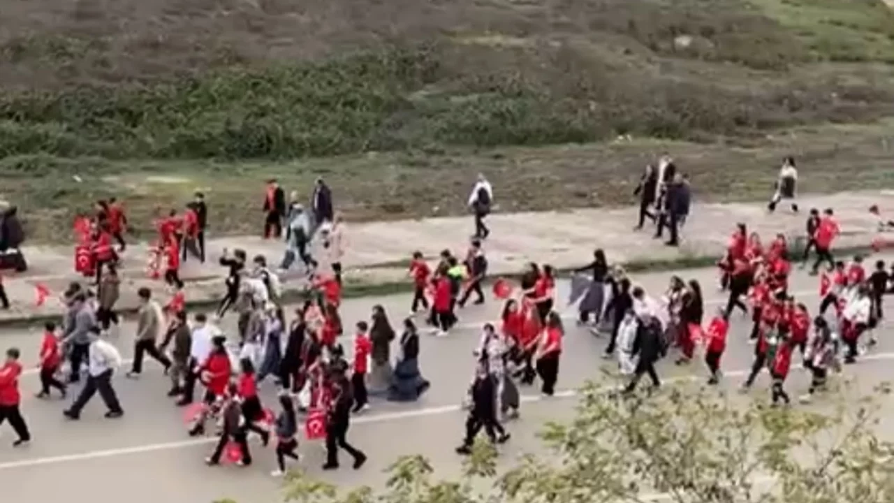 Bursa'da Cumhuriyet Bayramı'na öğrencilerden renkli kutlama!