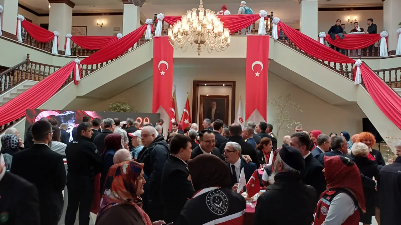 Bursa Valiliği önünde Cumhuriyet Bayramı coşkusu! Vatandaşlara yemek ve tatlı ikramı
