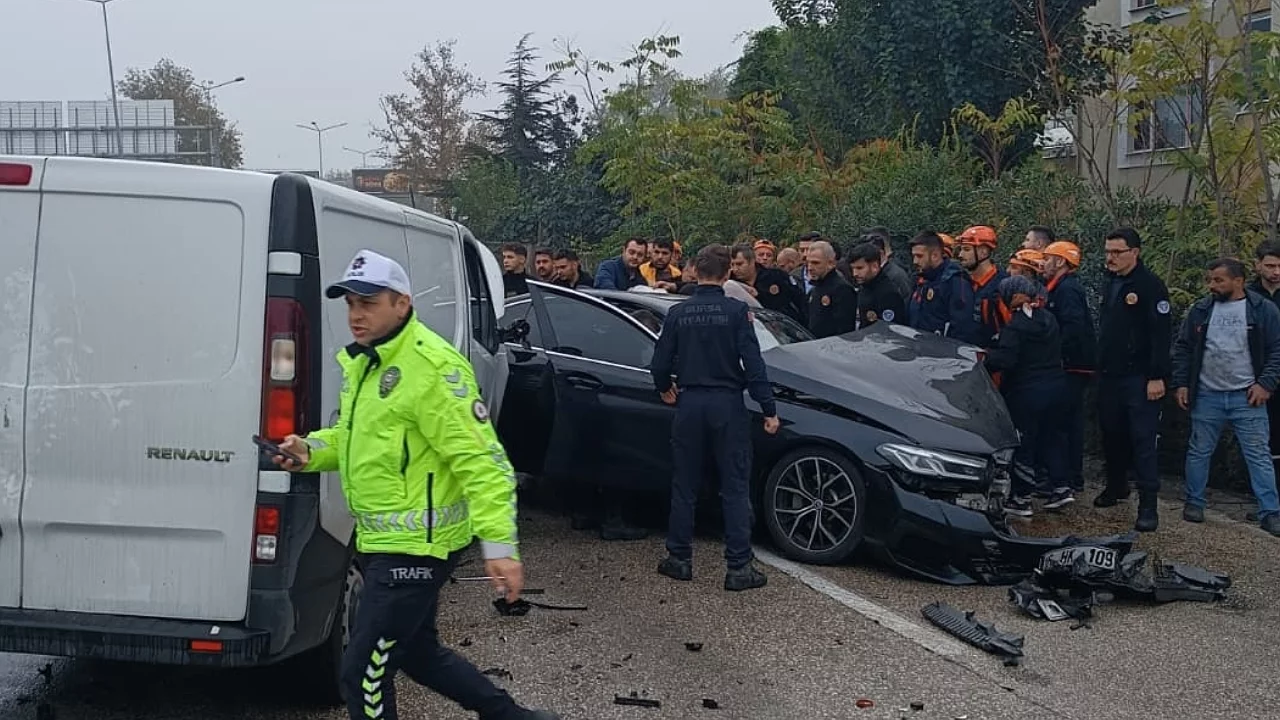 Bursa'da ortalık savaş alanına döndü! 5 araç birbirine girdi