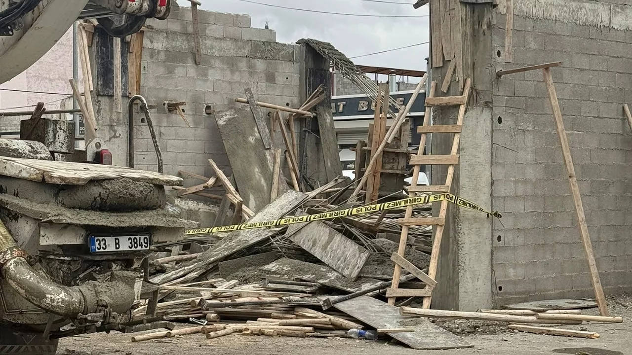 Beton d&ouml;k&uuml;m&uuml; sırasında ahşap kalıp &ccedil;&ouml;kt&uuml;! 3 yaralı