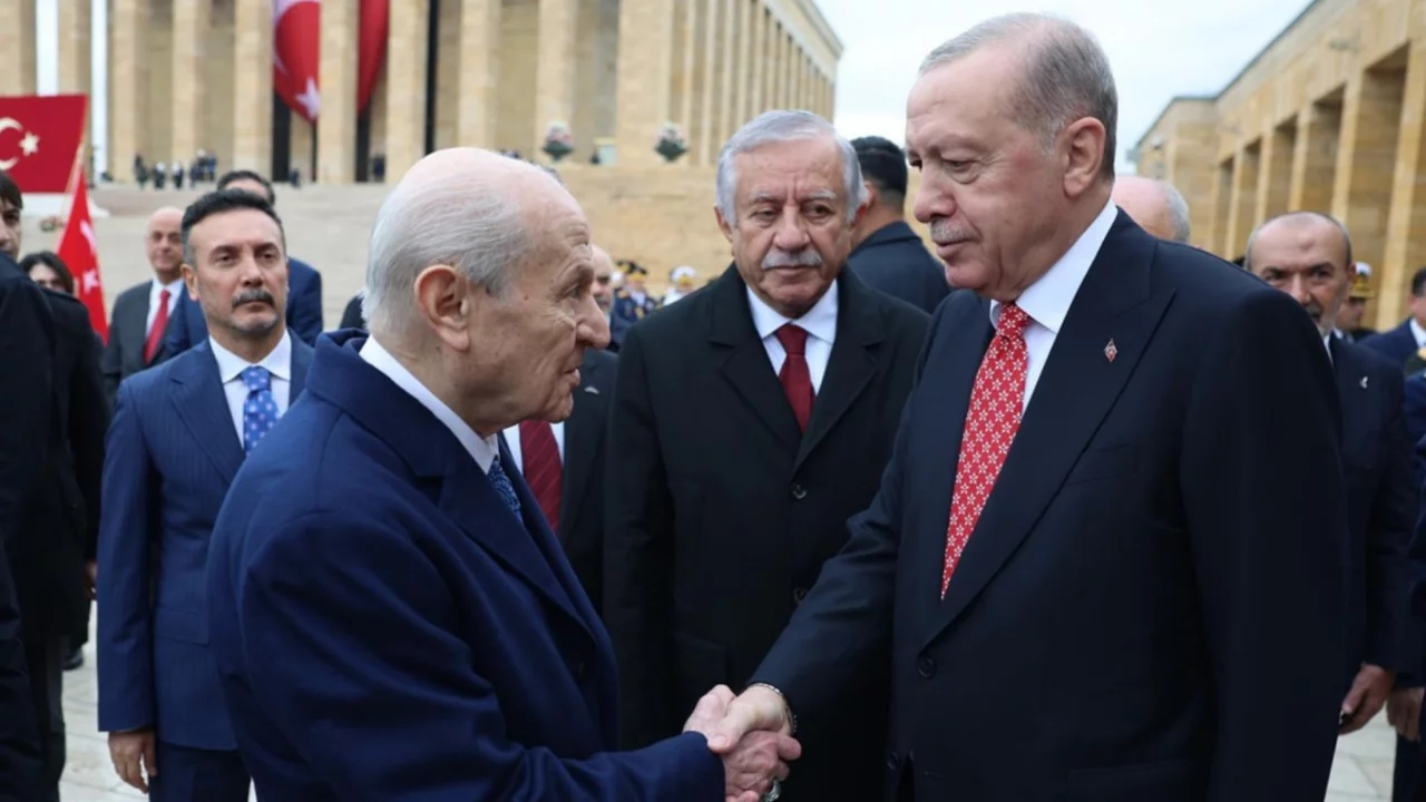 Cumhuriyet'in 103. yılında anlamlı tercih! Cumhurbaşkanı Erdoğan'ın kravatı g&ouml;zlerden ka&ccedil;madı