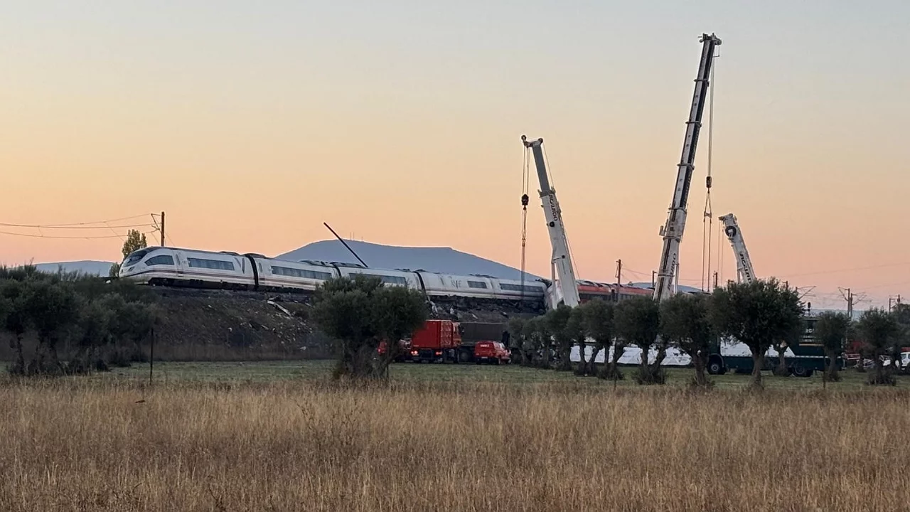 İspanya'daki tren faciasında can kaybı 69'a, yaralı sayısı 98'e y&uuml;kseldi