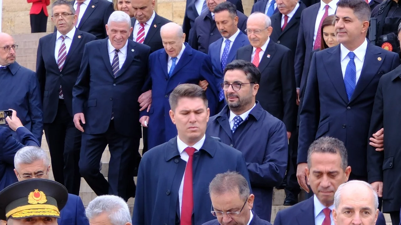 Bah&ccedil;eli ve Dervişoğlu, Anıtkabir merdivenlerinden kol kola indi