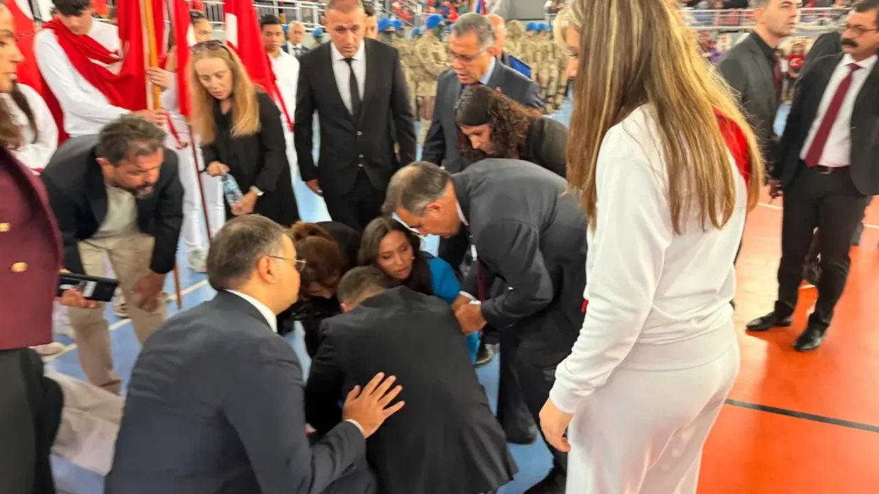 Bayrak taşıyan &ouml;ğrenci yere yığıldı, ilk m&uuml;dahale milletvekilinden geldi