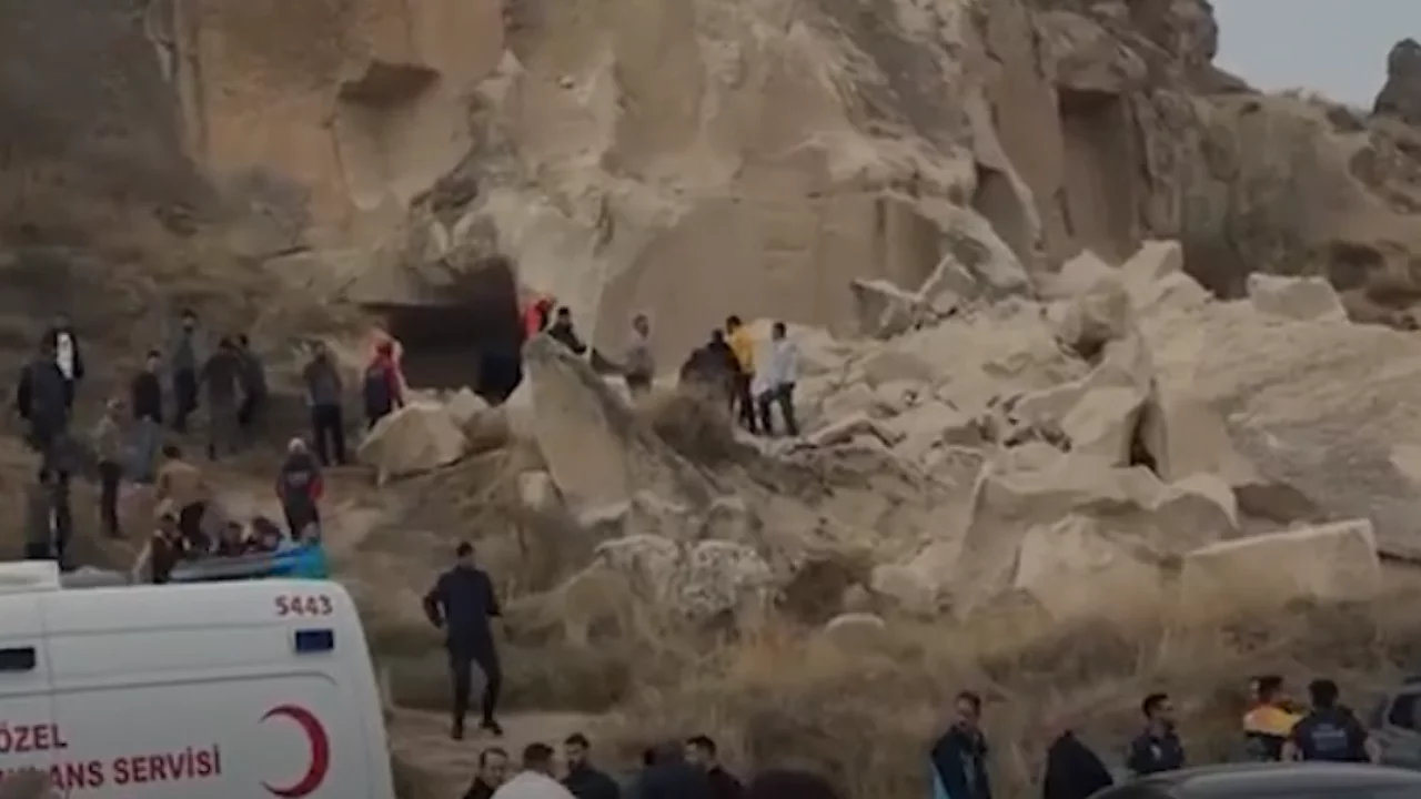 Kapadokya'da facia! Peribacası &ccedil;&ouml;kt&uuml; &ouml;l&uuml;ler ve yaralılar var...