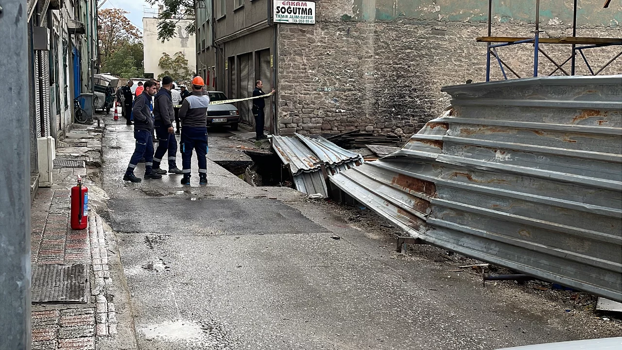 İnşaat yanında zemin çöktü doğalgaz ve su borusu patladı