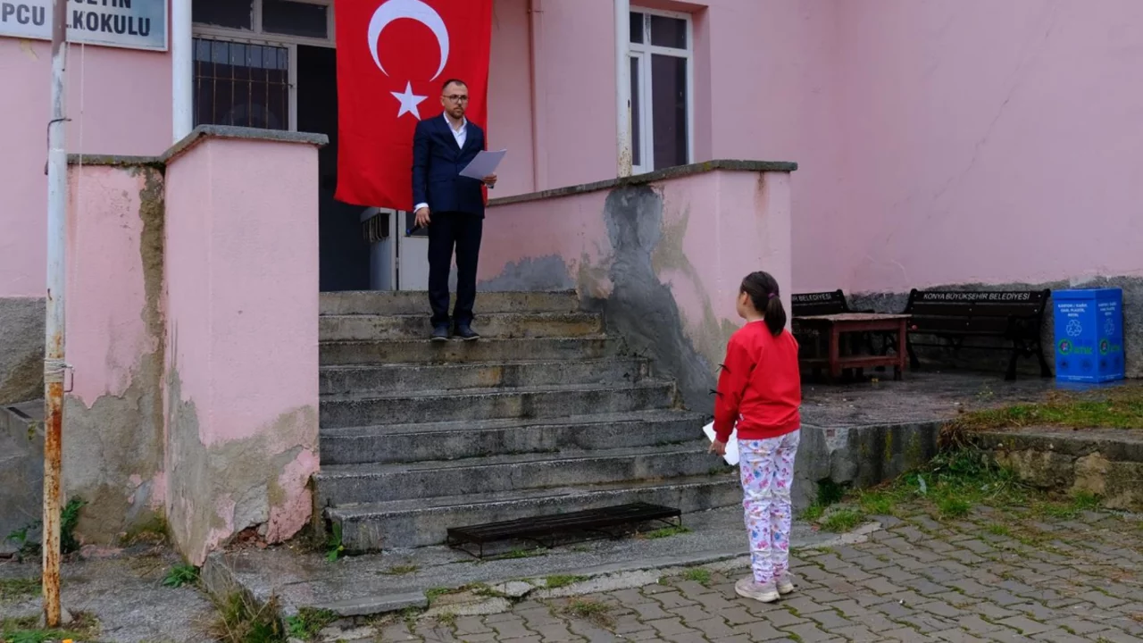 Okulda sadece ikisi var! Cumhuriyet Bayramı'nı böyle kutladılar