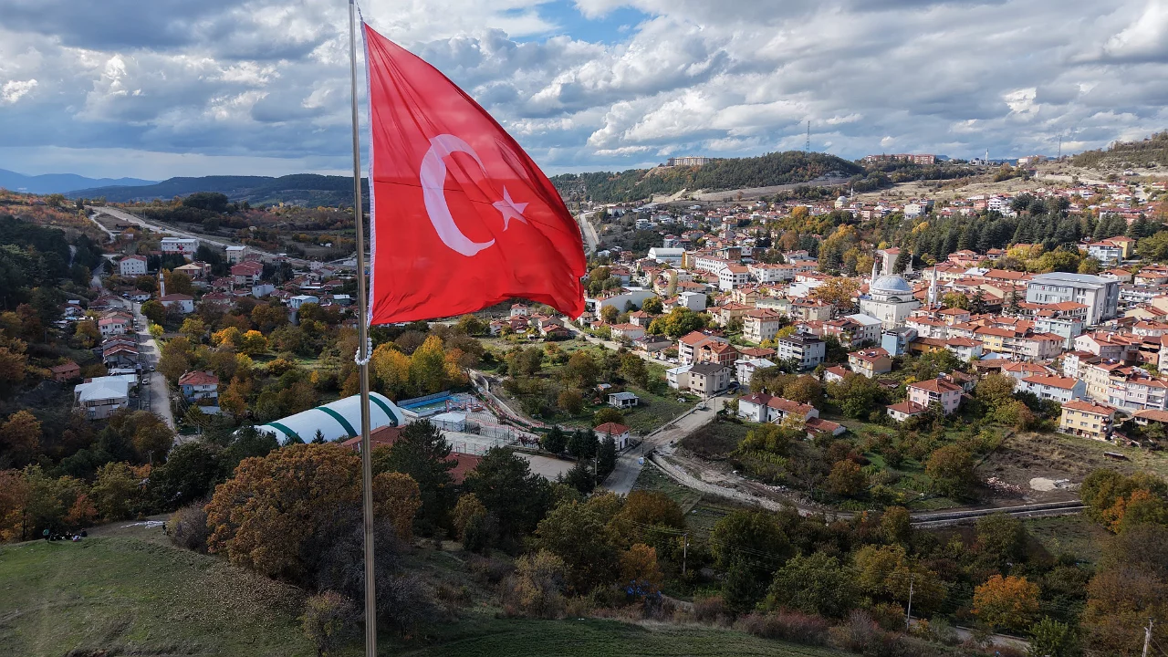Bursa'nın o il&ccedil;esinde 30 metrelik bayrak g&ouml;ndere &ccedil;ekildi!