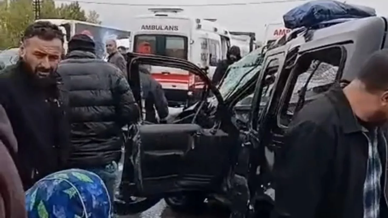 Tırla hafif ticari ara&ccedil; &ccedil;arpıştı: 2 yaralı
