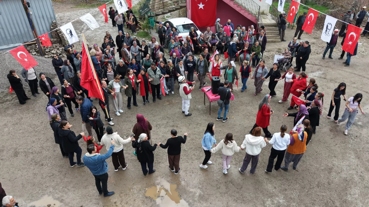 Anadolu köyünde Cumhuriyet coşkusu: Yaşlısı genci bayraklarla yürüdü, halaylar çekti